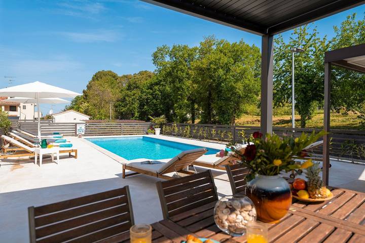 Ferienwohnung für 2 Personen, mit Balkon und Whirlpool sowie Garten und Pool in Funtana