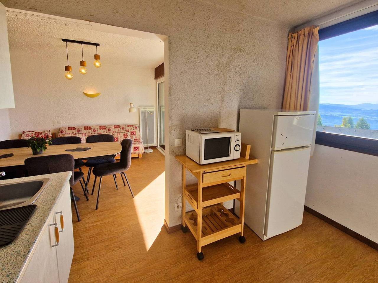 Entire apartment, Spacious apt. for 9 in Chaillol with balcony, pets allowed in Saint-Michel-de-Chaillol, Écrins National Park