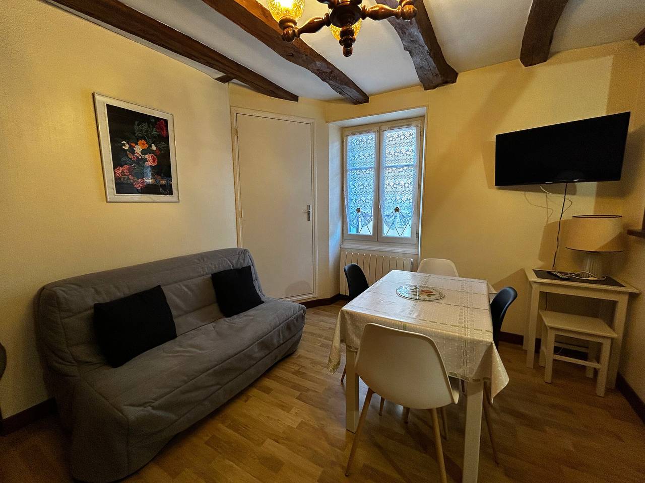 Estudio entero, Encantador T2 en el centro de La Roche-Posay con Wifi y aparcamiento gratuito in La Roche-Posay, Vienne