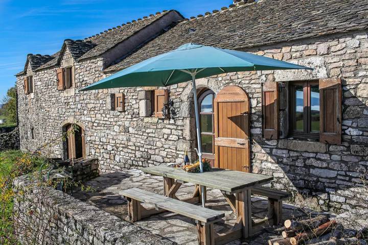 Gîte pour 5 personnes, avec piscine et jardin, animaux acceptés