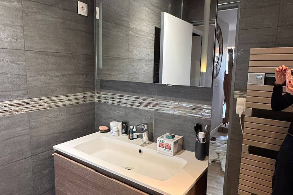Entire apartment, Lovely 3-room apartment with swimming pool in Puteaux in Puteaux, Hauts-de-Seine