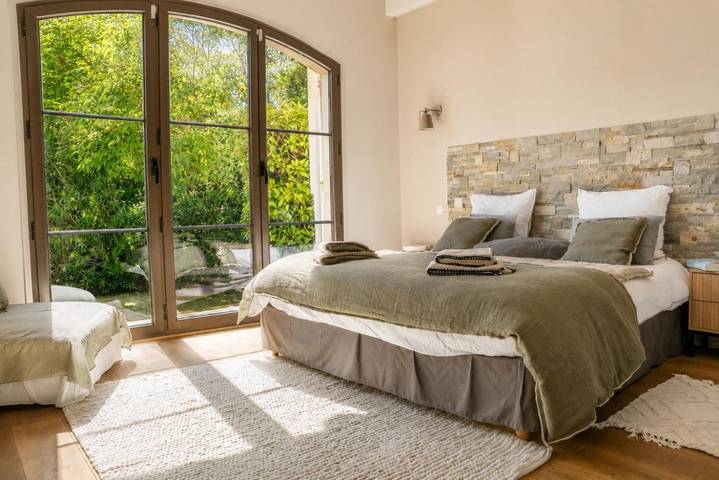Location de vacances pour 9 personnes, avec terrasse et jardin ainsi que jacuzzi et piscine, animaux acceptés à Mas-Blanc-des-Alpilles