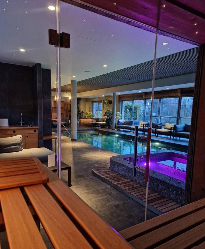 Hôtel pour 2 personnes, avec jacuzzi et sauna ainsi que jardin et piscine