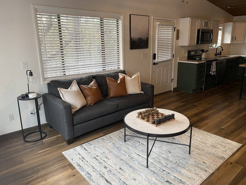 Adorable 1 Br Guest Suite w/ Fireplace & Patio in Munds Park, Oak Creek Canyon