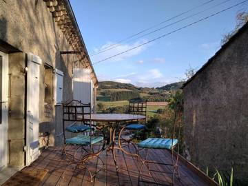 Gîte pour 4 personnes, avec terrasse ainsi que vue et jardin à Boffres