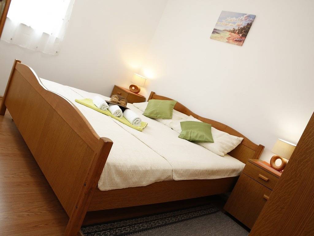 Ganze Wohnung, 2-Zimmer-Ferienwohnung mit Terrasse Srima - Vodice, Vodice A-22383-a in Srima, Šibenik-Knin