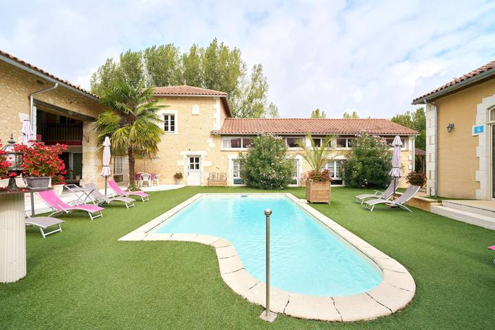 Périgord Elegante, Habitaciones 'Le Pré Fleuri' con piscina en el corazón de Ribérac in Saint-Sulpice-de-Roumagnac, Périgord Vert
