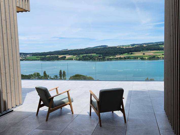 Ferienhaus für 2 Personen, mit Balkon und Terrasse sowie Seeblick und Ausblick