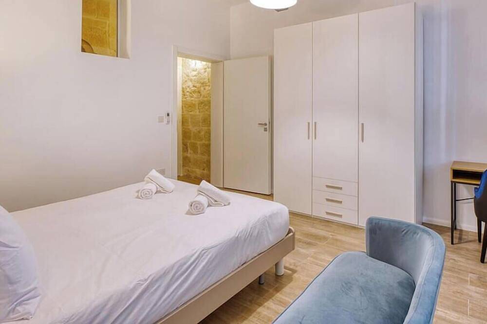 Stylish Townhouse w/Balcony next to Waterfront in Cospicua, Insel Malta