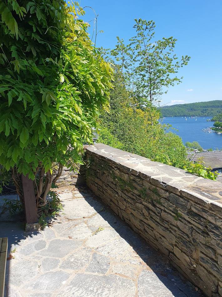 Ferienhaus für 3 Personen, mit Seeblick und Ausblick sowie Terrasse und Garten in der Eifel