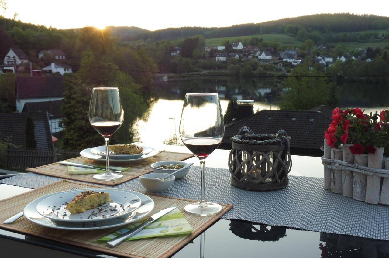 Ganze Wohnung, Seeblick-Ferienwohnung "Agger-Blick 1" mit großer Terrasse, kostenlosen E-Bikes, Sauna & Kajak in Gummersbach, Oberbergischer Kreis