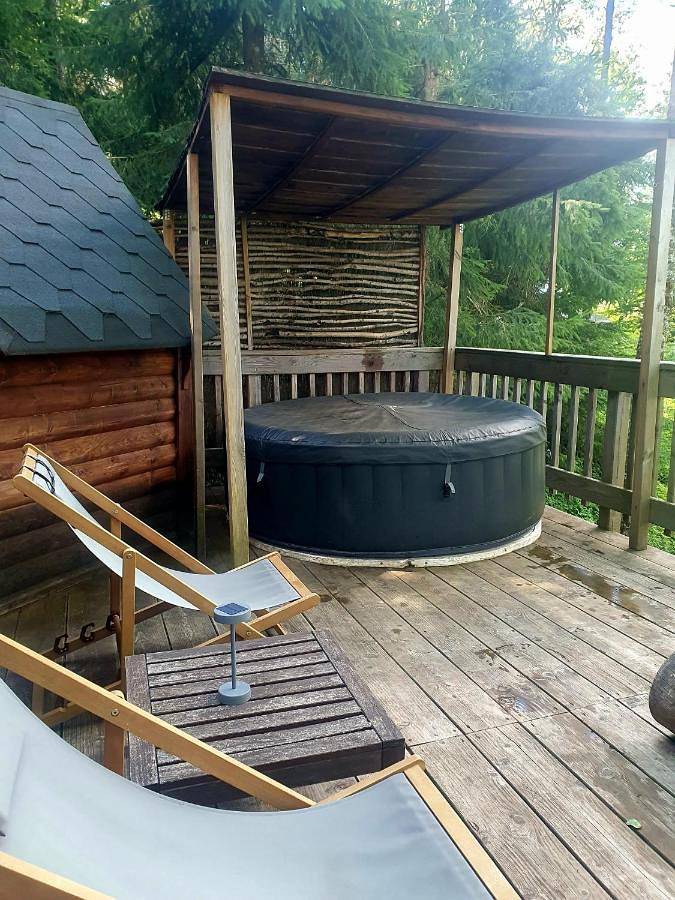 Tente pour 2 personnes, avec Jacuzzi et Terrasse ainsi que Jardin et Vue dans le Cantal