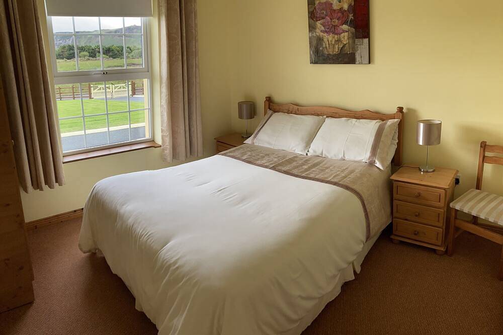 Peaceful with spectacular views of Ring of Kerry on the Wild Atlantic Way,Wifi in Caragh, County Kerry