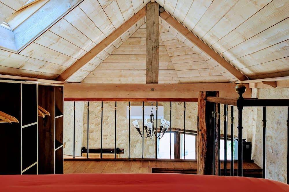 Entire apartment, La Source, a charming duplex on the banks of the Aunette river in Senlis, Oise