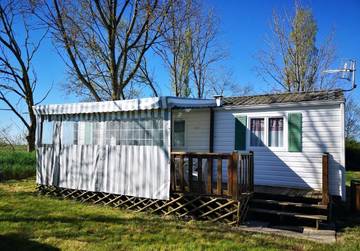 Gîte pour 6 personnes, avec terrasse ainsi que jacuzzi et piscine à Angles