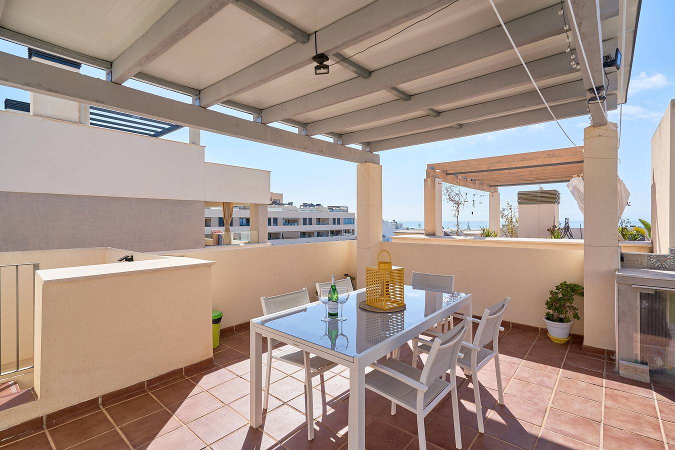 Apartamento entero, Apartamento 'Ático de 2 Habitaciones' con Vistas al Mar, Wi-Fi y Aire Acondicionado in Benajarafe, Vélez-Málaga