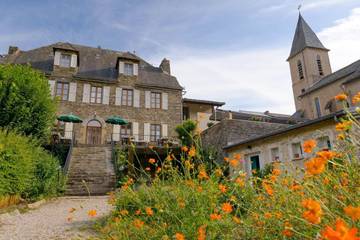 Hôtel pour 3 personnes, avec jardin ainsi que vue et piscine à Curvalle