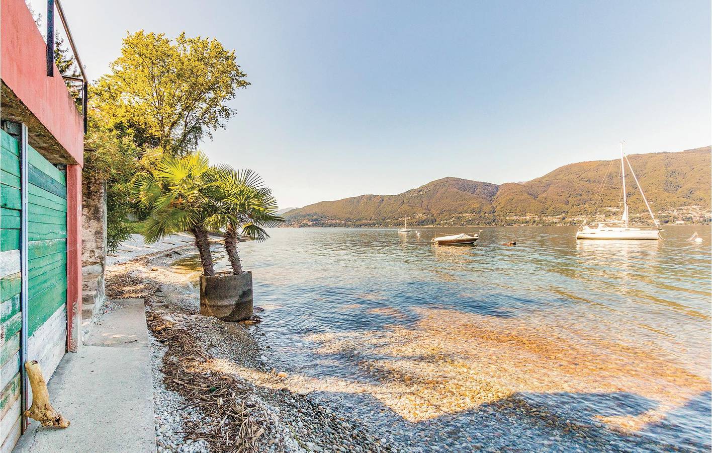 Ganze Ferienwohnung, Rückzugsort am See: Appartement mit Terrasse & Parkplatz in Porto Valtravaglia, Lago Maggiore (Lombardei)