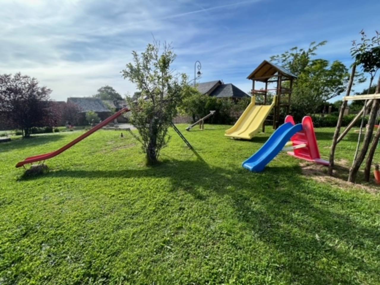 Ferienhaus 'Gîte Enzo' mit privater Terrasse, privatem Garten und Balkon in Cabanès, Aveyron
