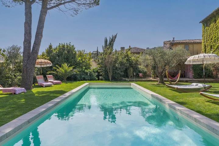 Location de vacances pour 8 personnes, avec piscine ainsi que jardin et vue, animaux acceptés à Collias