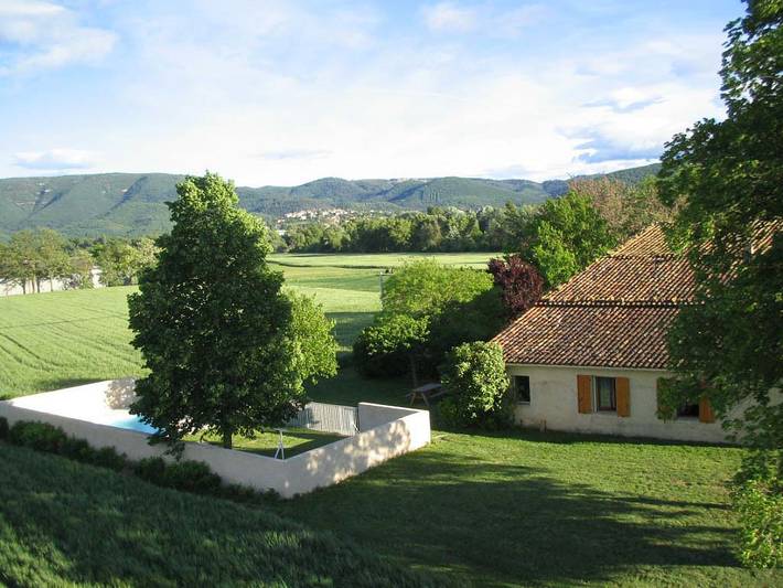 Gîte pour 7 personnes, avec terrasse ainsi que piscine et jardin à Mane