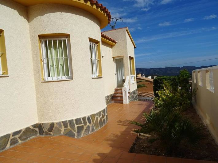 Apartamento para 4 personas, con jardín y terraza además de vistas y piscina en Alfàs del Pi