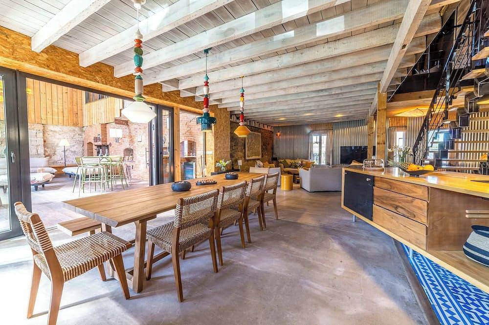 Loft urbain d'exception avec piscine : l'adresse idéale pour vacances rêvées. in Brive-la-Gaillarde, Région de Brive-la-Gaillarde