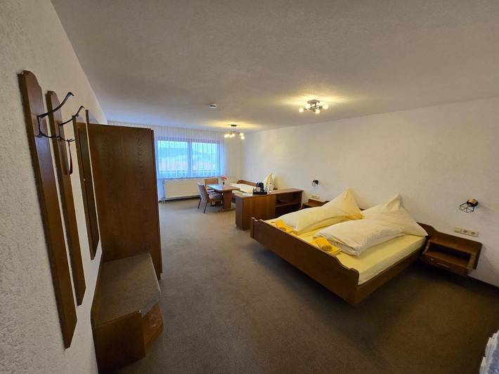 Gästehaus für 3 Personen, mit Balkon und Terrasse sowie Garten und Ausblick