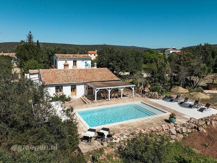 Location de vacances pour 12 personnes, avec balcon/terrasse ainsi que terrasse et piscine dans Alte