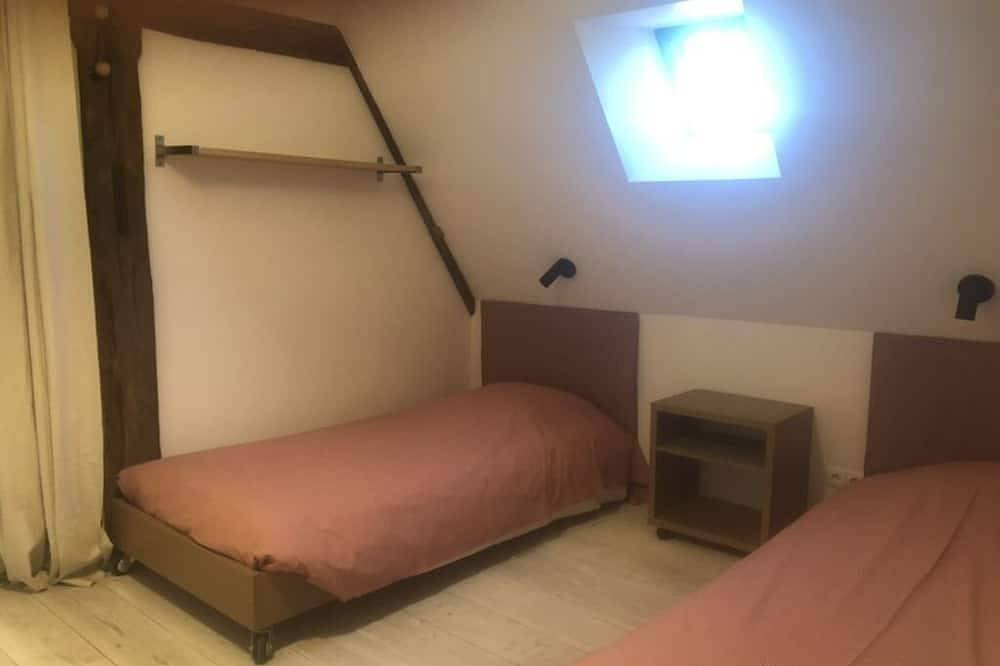 Maison indépendante au calme, piscine, pêche, 8 personnes in Saint-Célerin, Sarthe
