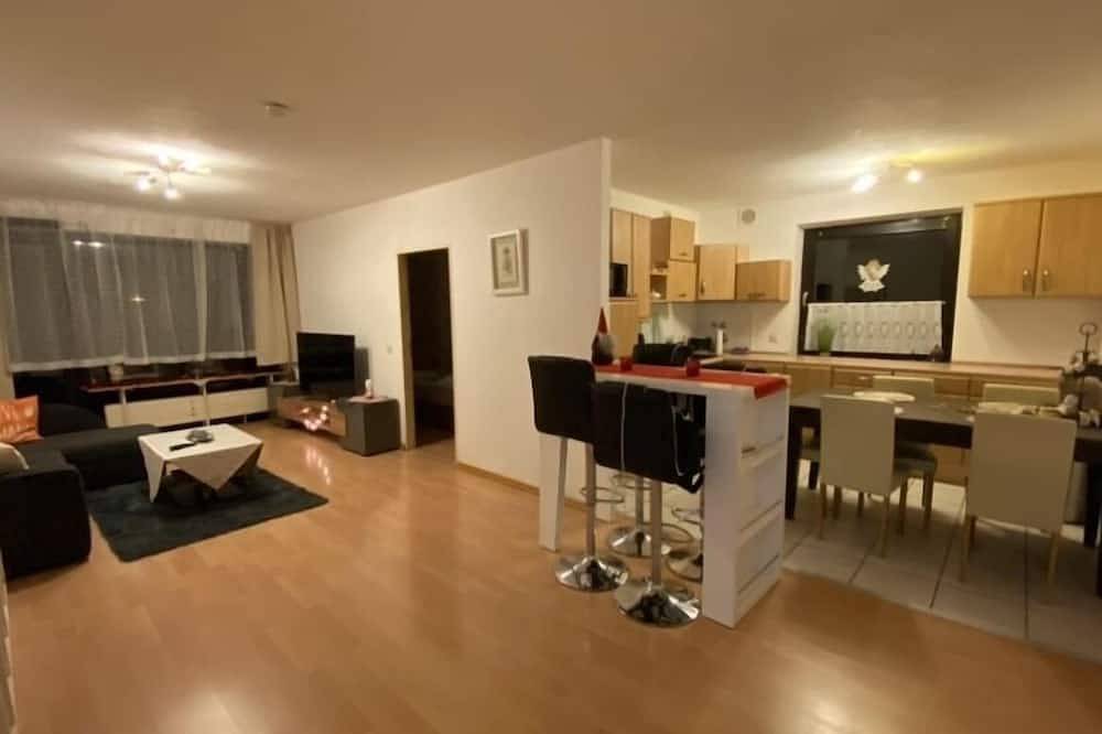 Ganze Wohnung, Apartment with balcony and garage f. Families, students, business trips, trade fairs. in Eller-Düsseldorf, Düsseldorf