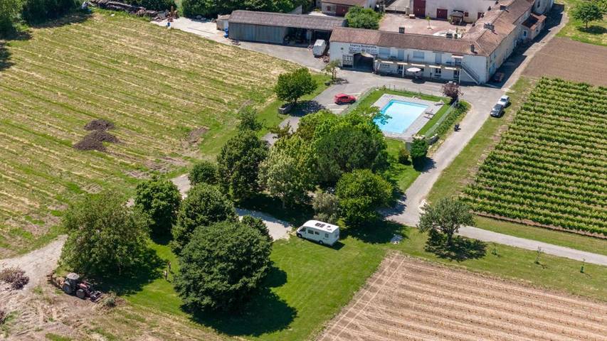 Gîte pour 4 personnes, avec piscine et vue ainsi que terrasse et jardin, animaux acceptés à Saint-Même-les-Carrières - 2
