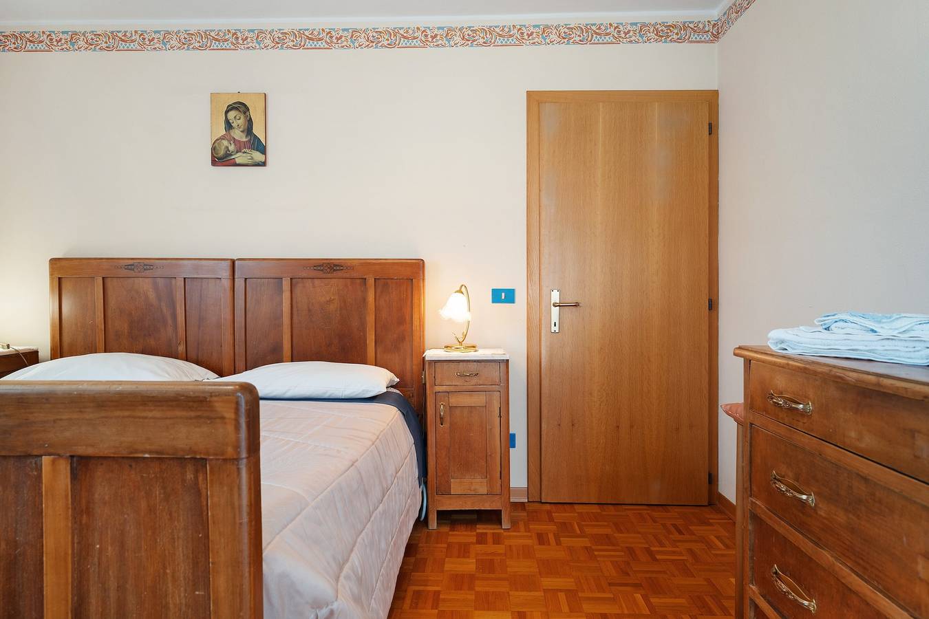 Appartamento intero, Appartamento per vacanze Ciclamino Standard Vittoria. Vista sulle montagne, Wi-Fi e giardino in Dorsino, Dolomiti di Brenta