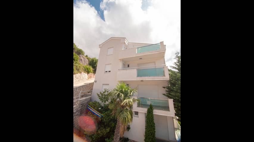 Ferienwohnung für 5 Personen, mit Meerblick und Balkon/Terrasse sowie Garten und Ausblick in Montenegro - 3