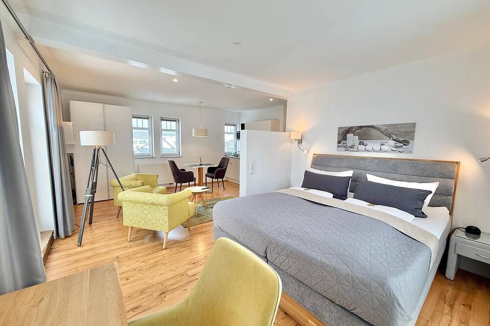 Exklusive Gruppenunterkunft Höhr-Grenzhausen – 4 Apartments, 9 Pers. Westerwald in Höhr-Grenzhausen, Westerwald