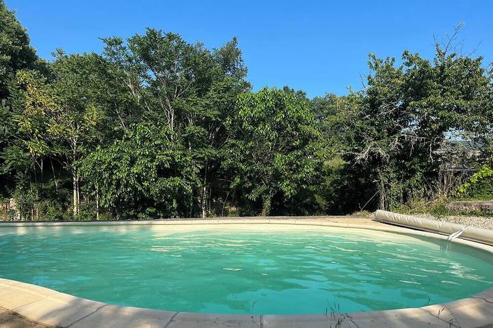 Gîte pour 12 personnes, avec jardin à Chandolas