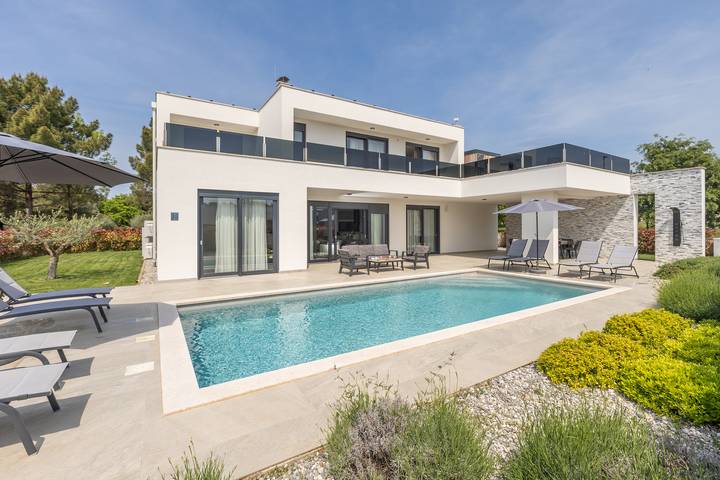 Villa für 8 Personen, mit Balkon und Terrasse sowie Garten und Pool in Novigrad