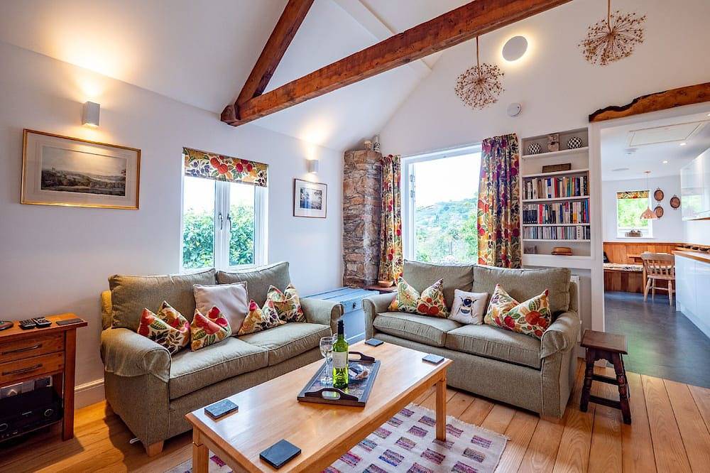 Stylish Reverse-Level Retreat for couples in Totnes, Devon