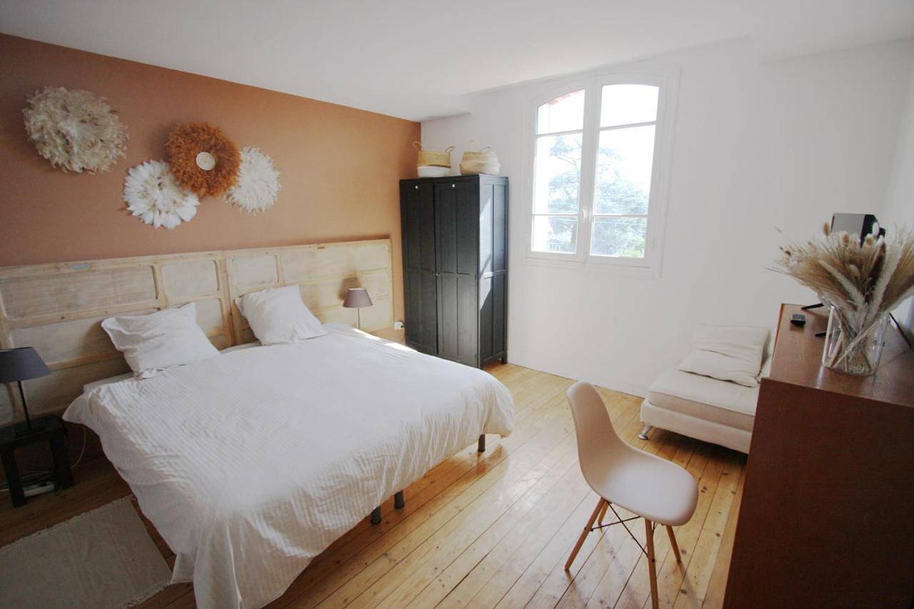 Double Room with Private Bathroom in Chatou, Yvelines