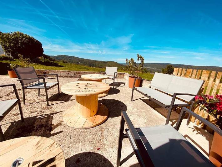 Location de vacances pour 11 personnes, avec Terrasse ainsi que Jardin et Vue à Morbier