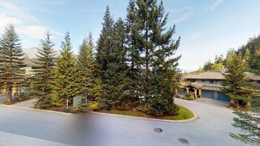 Glamping for 8 people, with hot tub and balcony in Whistler