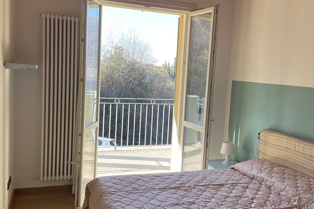 Ganze Wohnung, Family apartment with swimming pool and carport in Sale Marasino, Iseosee