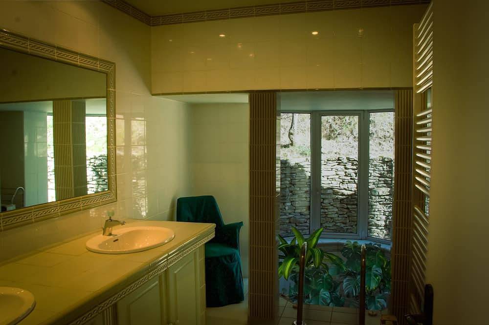 Architect-designed house in Ménerbes with private pool for 6 people in Ménerbes, Parc naturel régional du Luberon
