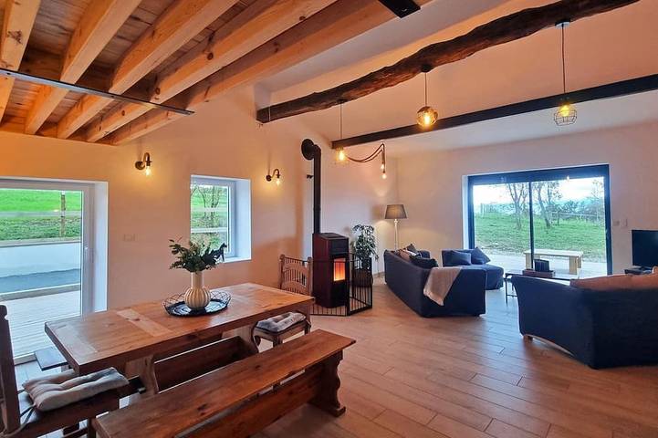 Gîte pour 8 personnes, avec piscine et jardin