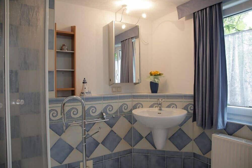 Naturnahes Reetdachhaus in Boddennähe auf abgeschlossenem großzügigem Grundstück in Born a. Darß, Born am Darß