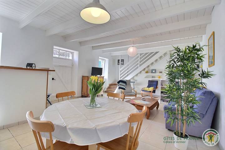 Gîte pour 4 personnes, avec jardin à Trémel - 2