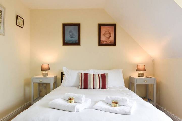 Solent Stay – 3-Bed Townhouse in Lee-on-the-Solent | Ideal for Work or Family Trips in Gosport, Hampshire