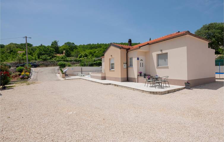 Geräumige Ferienwohnung mit Pool, Terrasse und WLAN in der Nähe von Fluss und See in Makarska Riviera