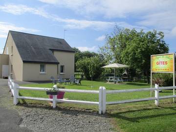 Gîte pour 4 personnes, avec terrasse et jardin à Courtils