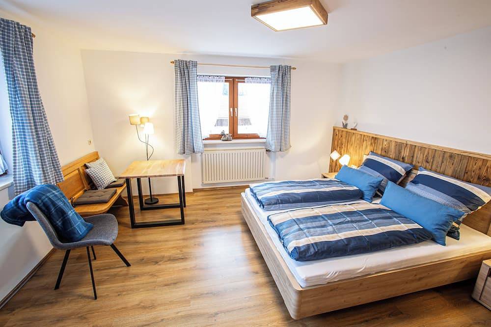 Neu Saniertes Ferienhaus in Alleinlage, umgeben von Malerischen Wiesen in Surberg, Chiemgauer Alpen
